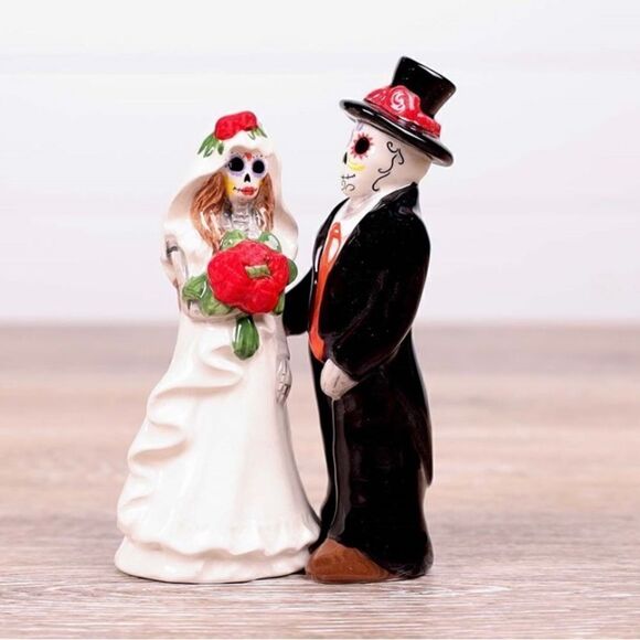 Sugar Skull Wedding Couple Salt and Pepper Set - Picture 1 of 3